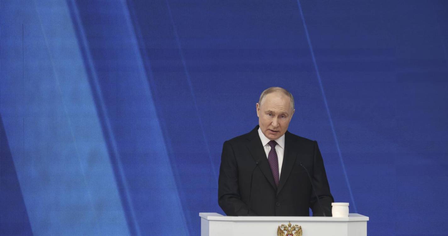 Ucrânia: Tropas russas avançam “com confiança” em várias frentes, diz Putin