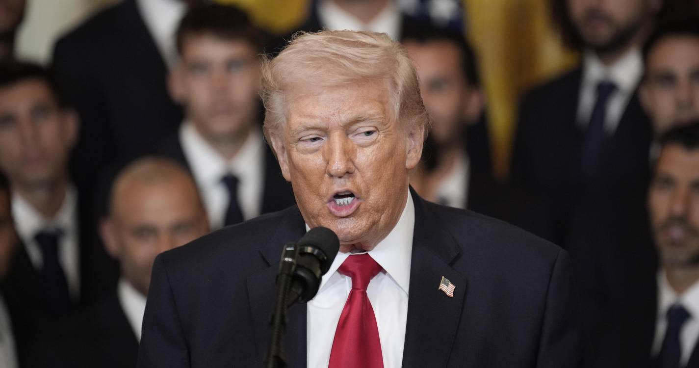 Irão: Trump diz que guerra durará até “rendição incondicional”