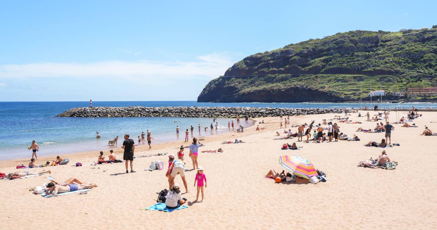 Praia de Machico já reabriu ao público esta manhã