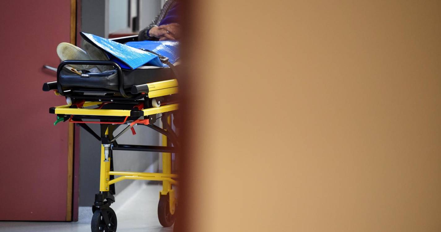 Afluência às urgências obriga hospital de Loures a recorrer a macas das ambulâncias