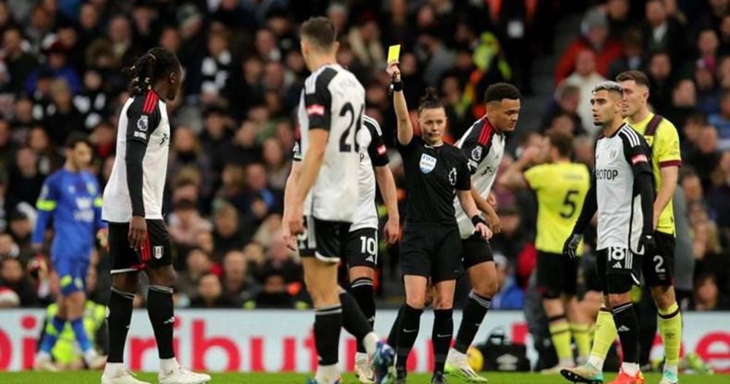 Rebecca Welch entra na história do futebol inglês após dirigir o Fulham-Burnley