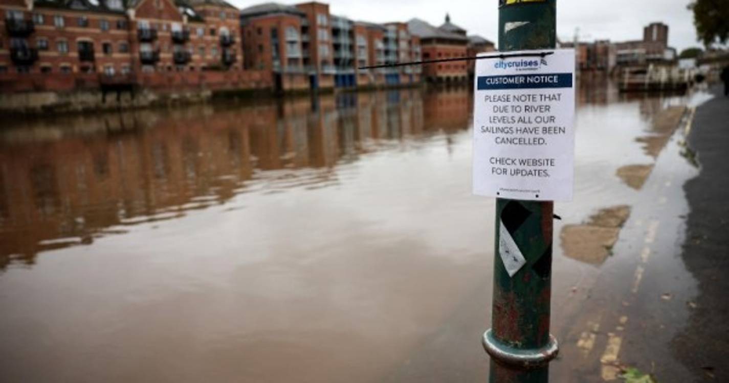 Tempestade Ciarán deverá ter originado os ventos mais fortes registados em décadas (com fotos)