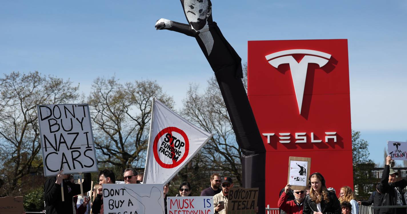 Cidades dos EUA e Europa palco de protestos contra Trump, Musk e Tesla