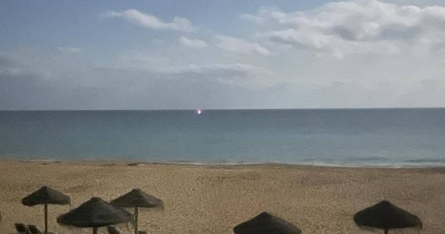 Luz vermelha no mar da praia do Porto Santo gera apreensão