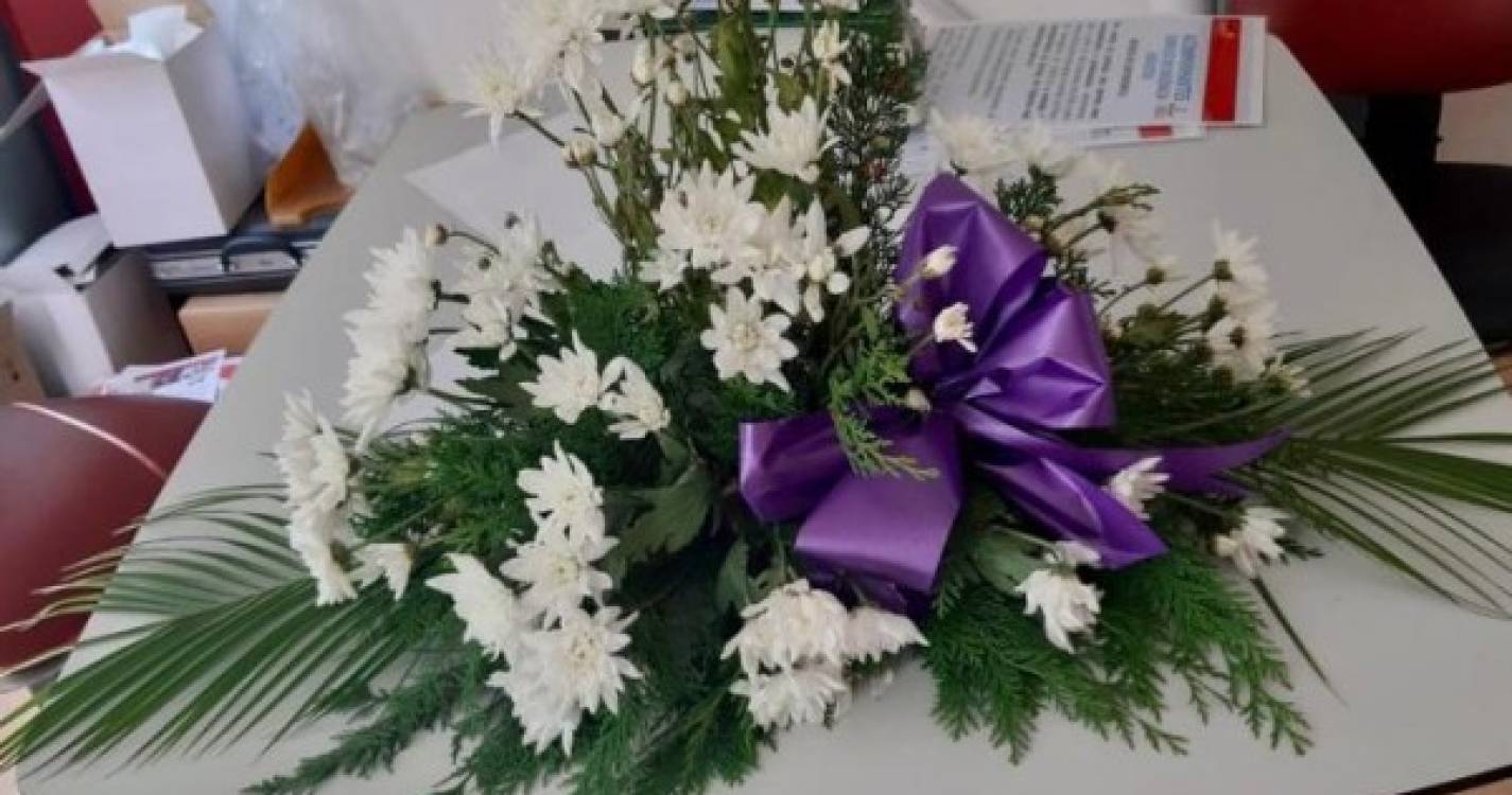 Hospital recebe flores como forma de protesto
