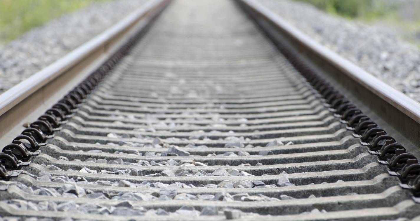 Um morto em atropelamento ferroviário em passagem de nível na linha de Cascais