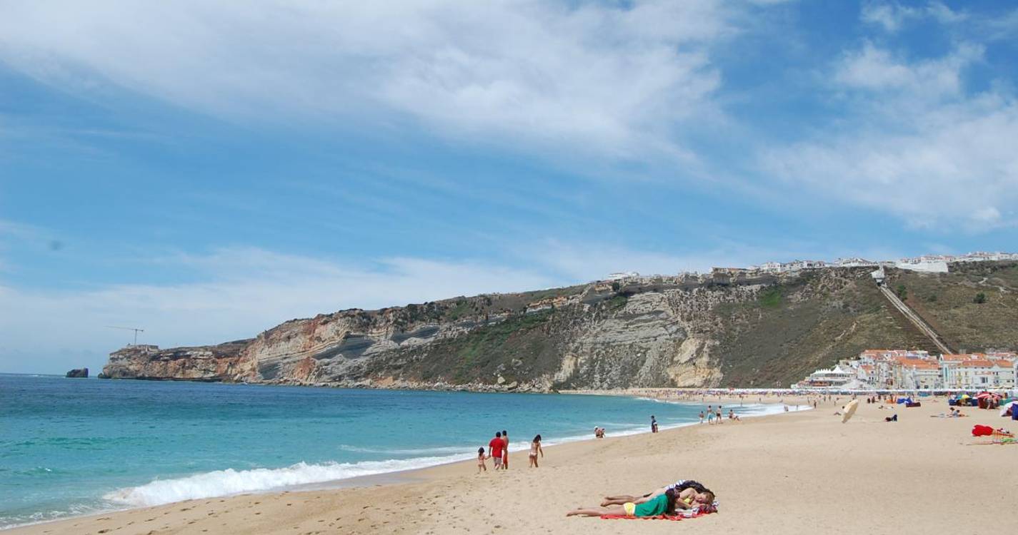 Setenta pessoas assistidas devido a contaminação em praia da Nazaré