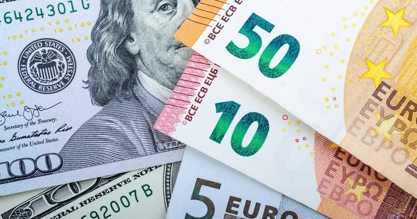 Euro valoriza face ao dólar após Powell admitir cortes de juros