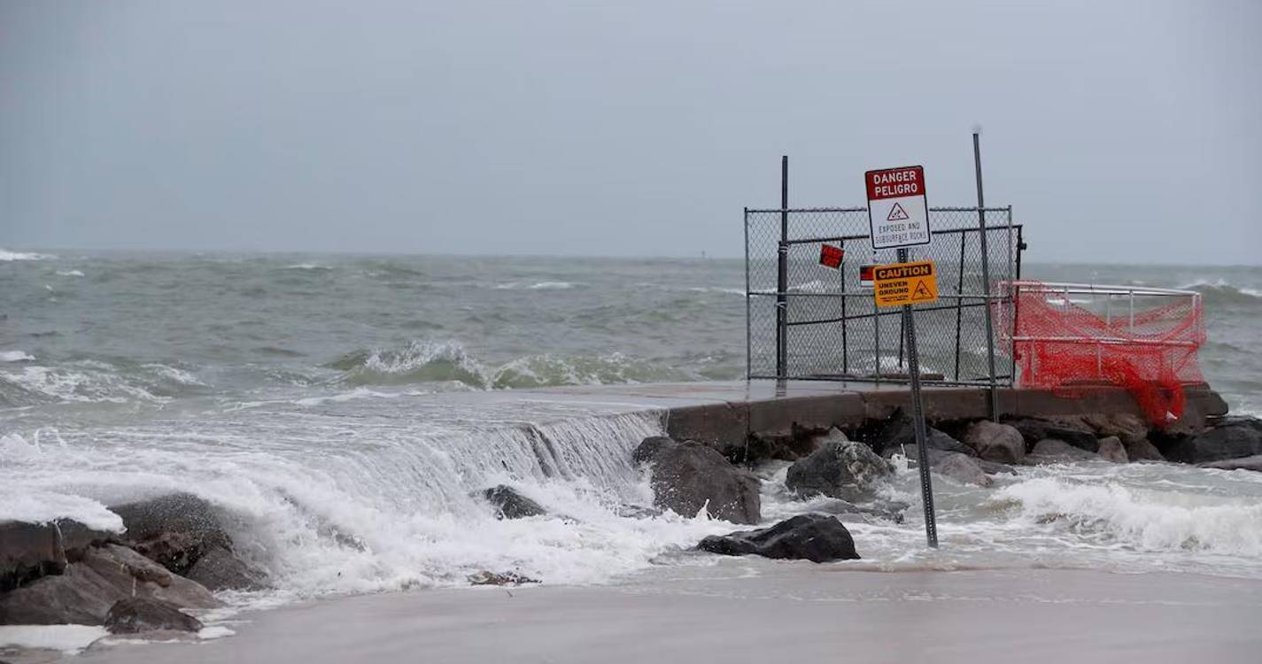 Tempestade tropical Debby atravessa Golfo em direção à Florida com alerta de furacão