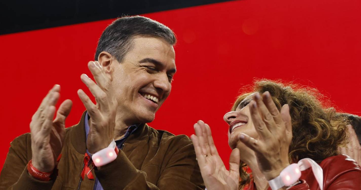 Sánchez reeleito líder do PSOE afirma-se com “mais força do que nunca”