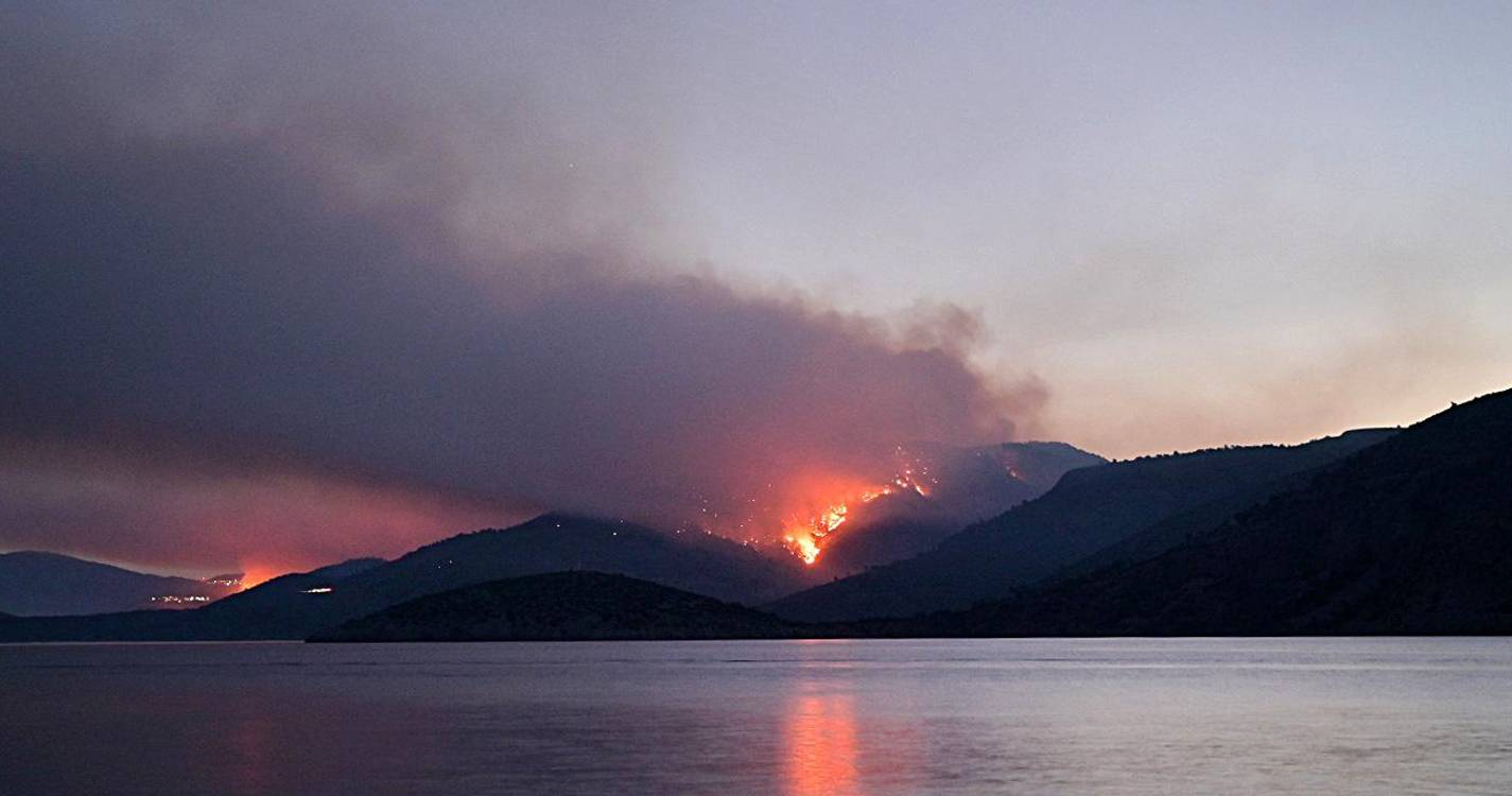 Grécia reforça equipas de combate a incêndios com bombeiros estrangeiros