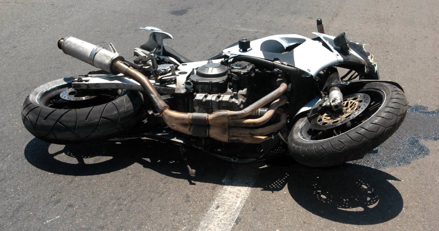 Mulher ferida em despiste de mota no Monte