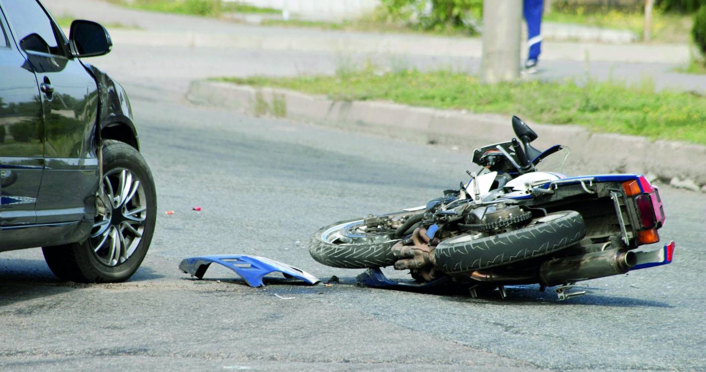 Motociclista ferido em acidente no caminho do Amparo