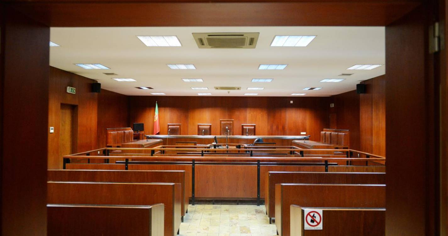 Julgamento de 25 arguidos de rede de droga adiado para setembro