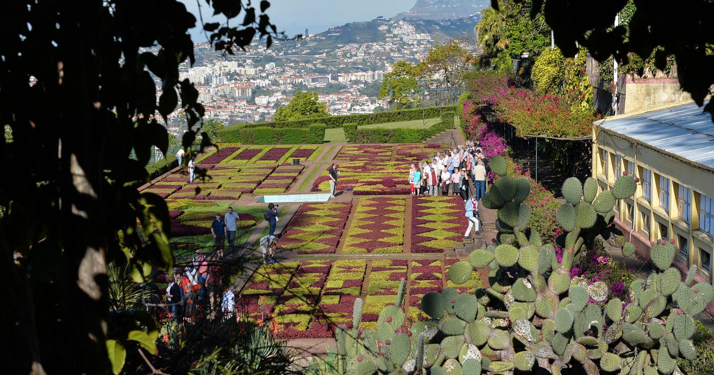 Incêndio deflagrou esta noite em paragem próxima ao Jardim Botânico