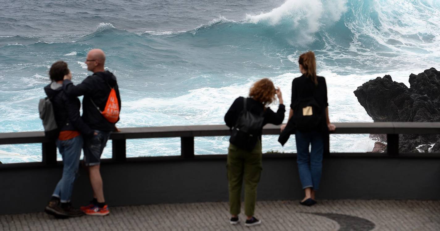 Capitania do Funchal avisa que ondas podem chegar aos sete metros e deixa recomendações