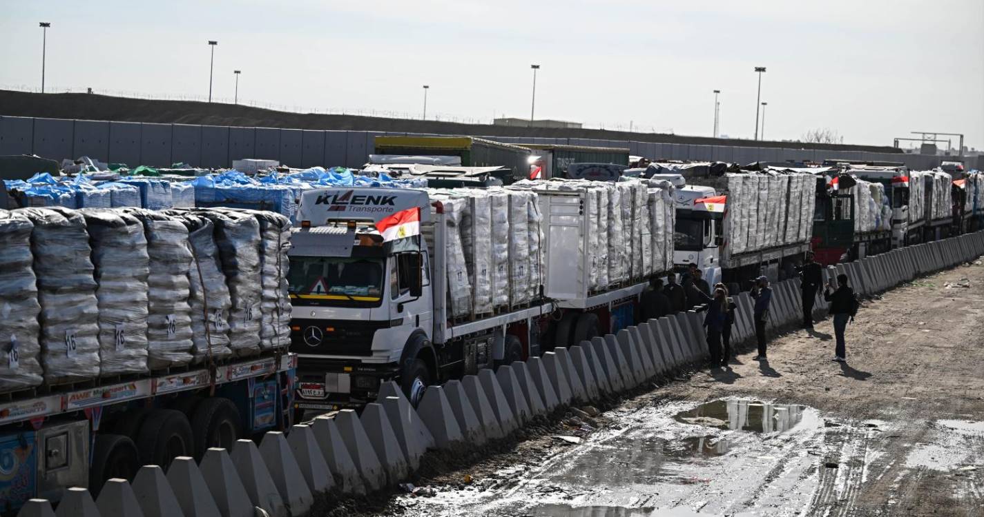 Camiões de ajuda humanitária entraram em Gaza logo após o cessar-fogo