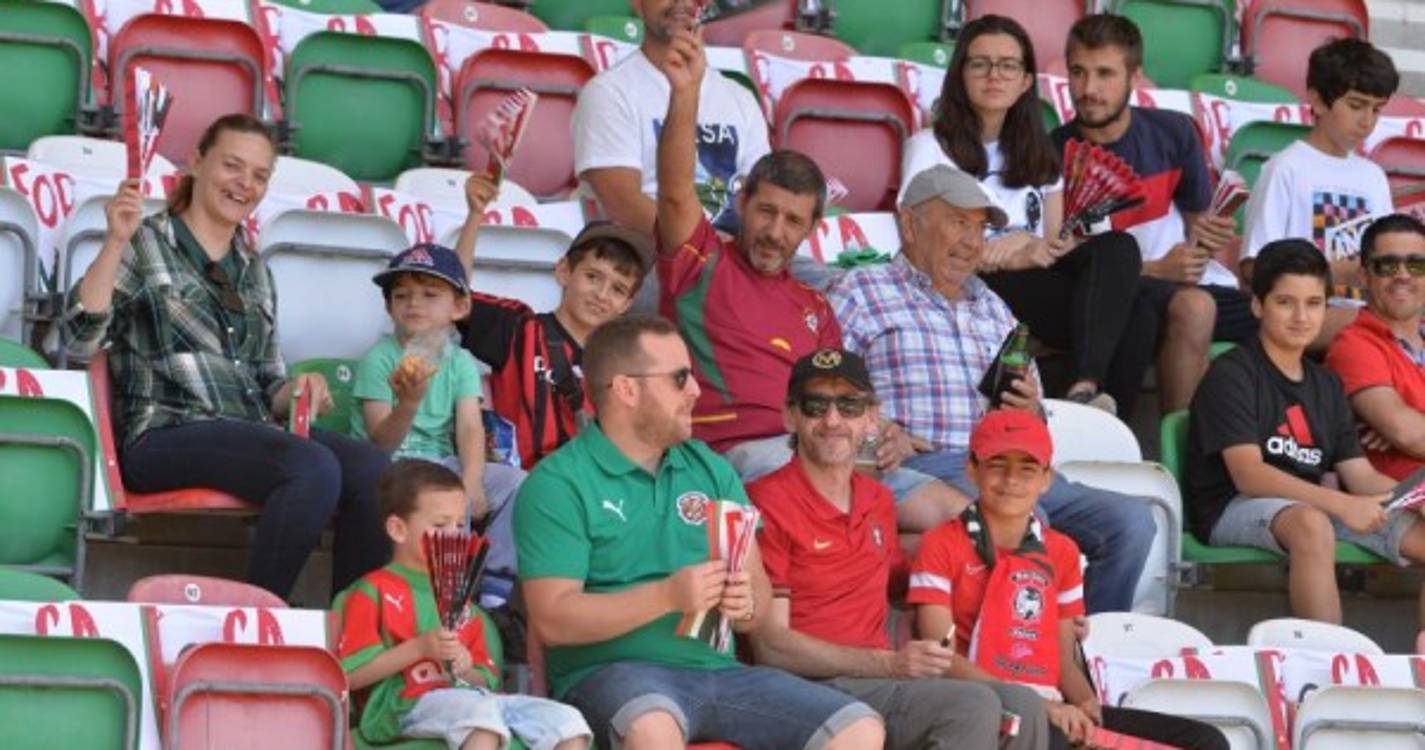 'Caldeirão' começa a compor-se para o duelo do Marítimo contra o Paços de Ferreira (com fotos)