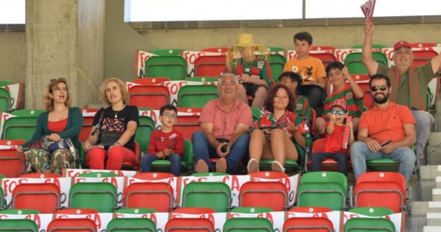 'Caldeirão' começa a compor-se para o duelo do Marítimo contra o Paços de Ferreira (com fotos)