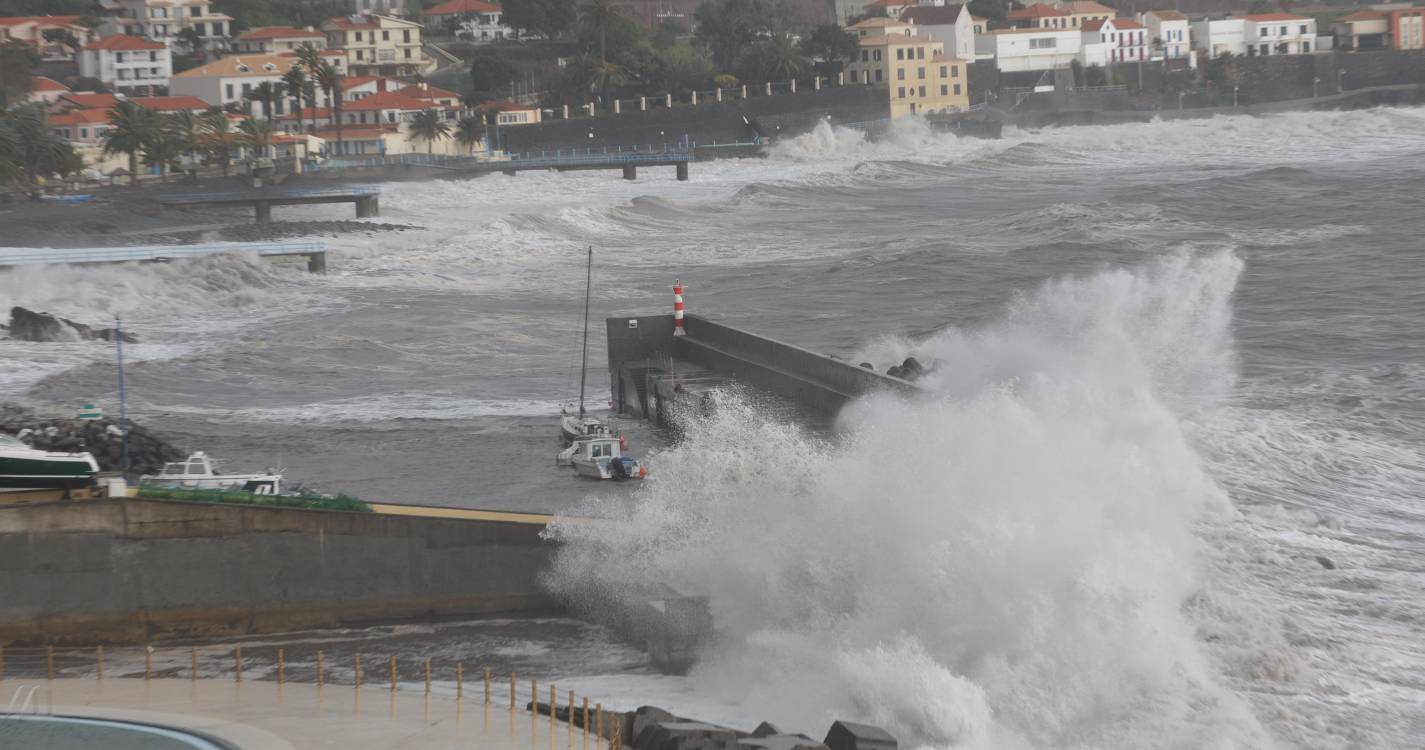 Depressão Joseph vai afetar a Madeira na terça-feira. Ondas podem chegar aos 12 metros