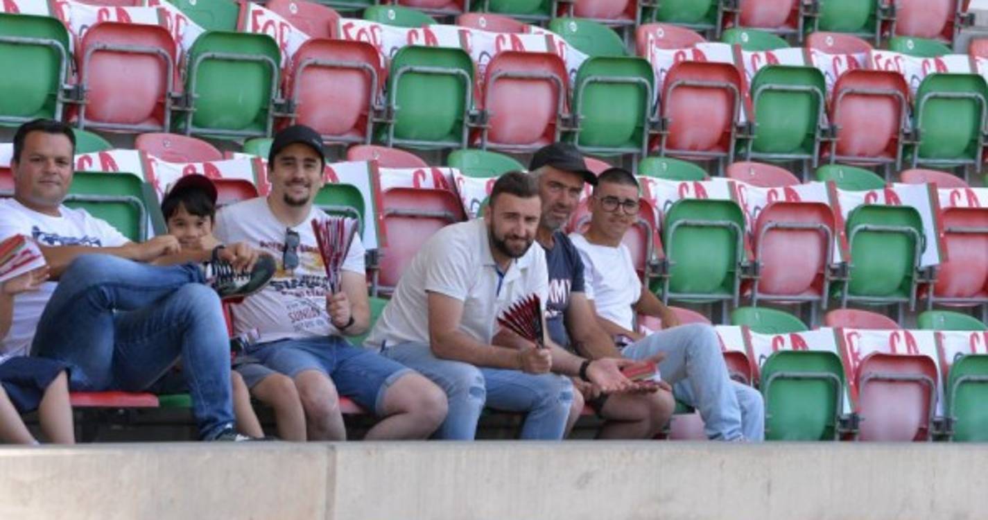 'Caldeirão' começa a compor-se para o duelo do Marítimo contra o Paços de Ferreira (com fotos)
