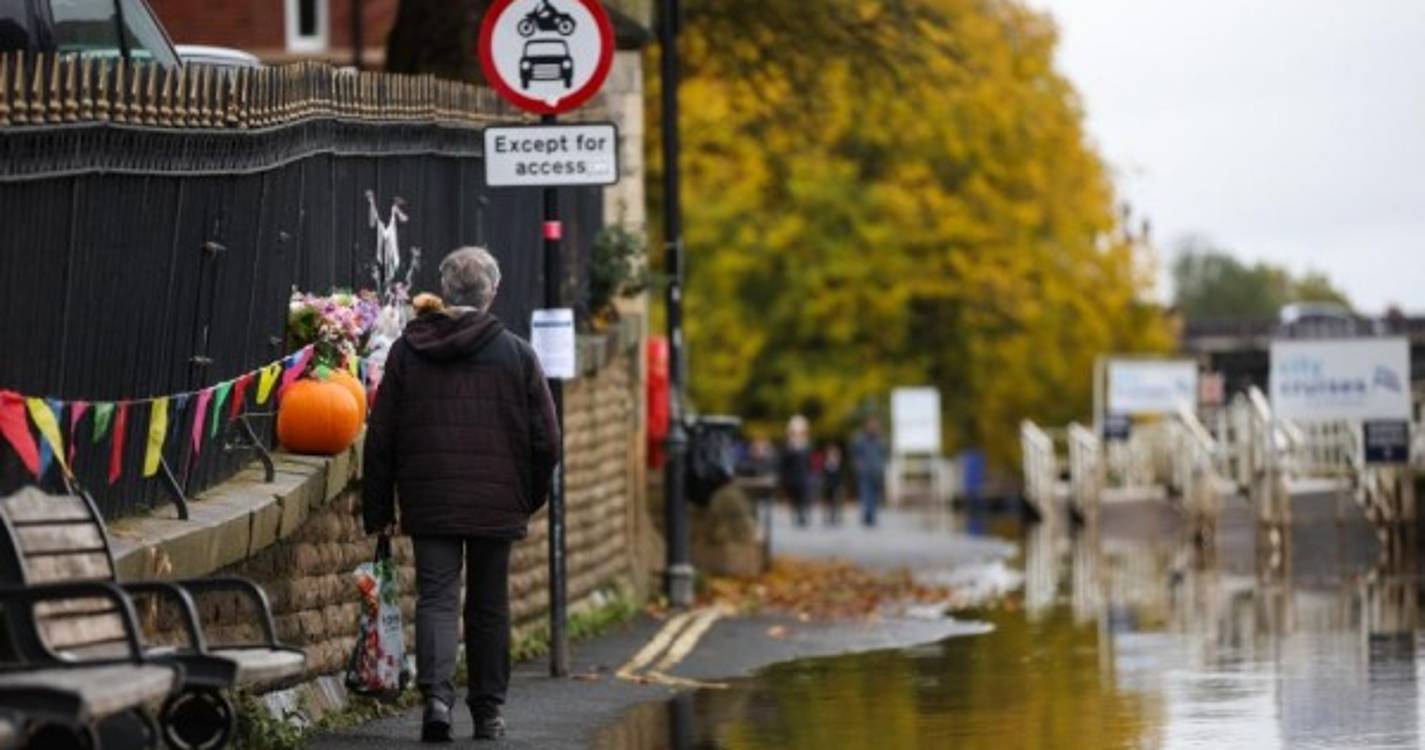 Tempestade Ciarán deverá ter originado os ventos mais fortes registados em décadas (com fotos)