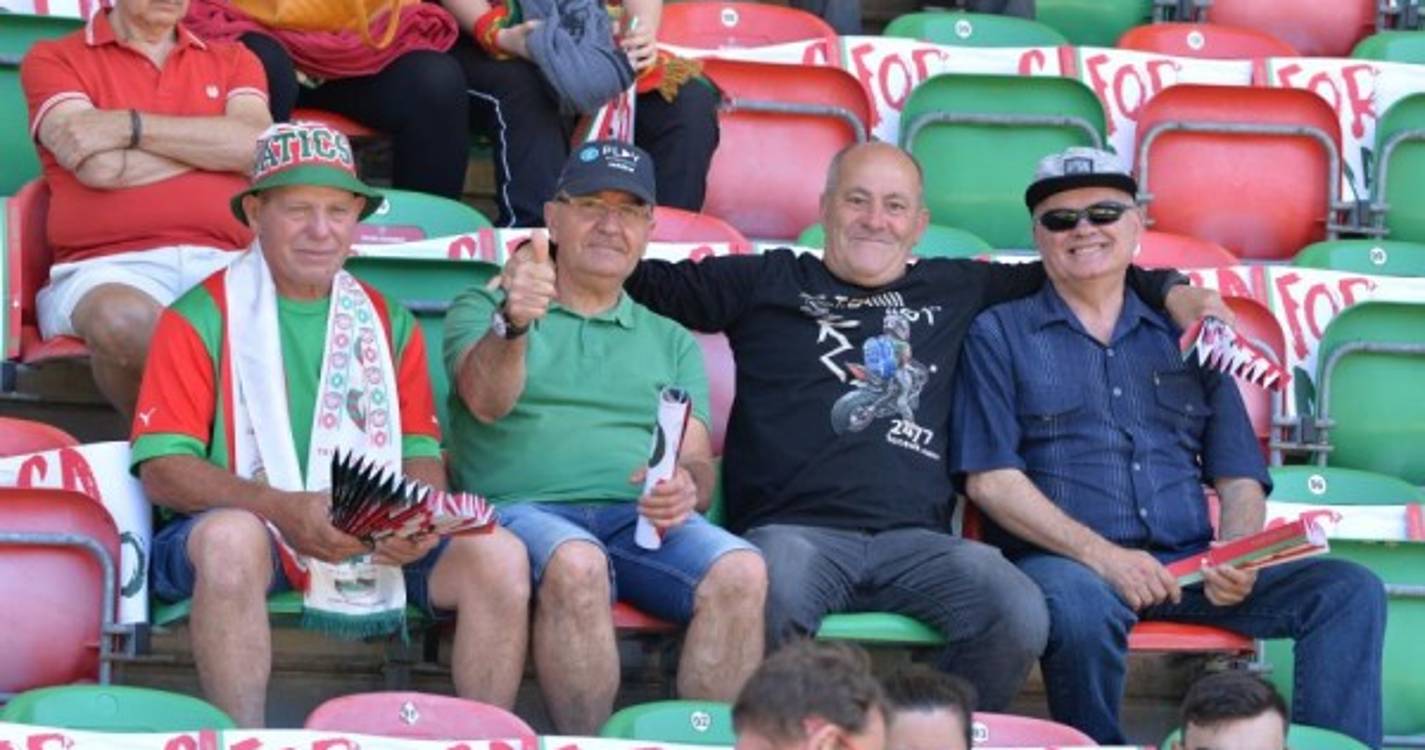 'Caldeirão' começa a compor-se para o duelo do Marítimo contra o Paços de Ferreira (com fotos)