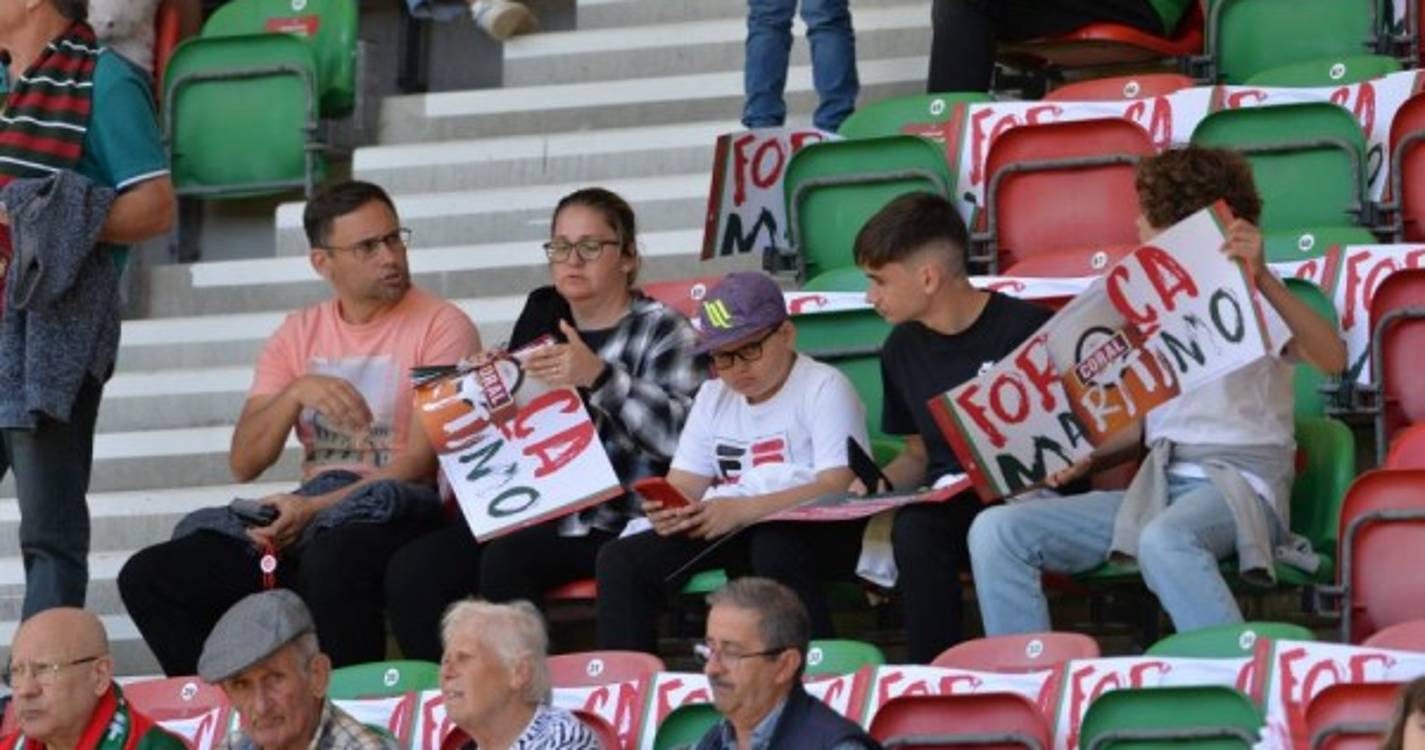 'Caldeirão' começa a compor-se para o duelo do Marítimo contra o Paços de Ferreira (com fotos)