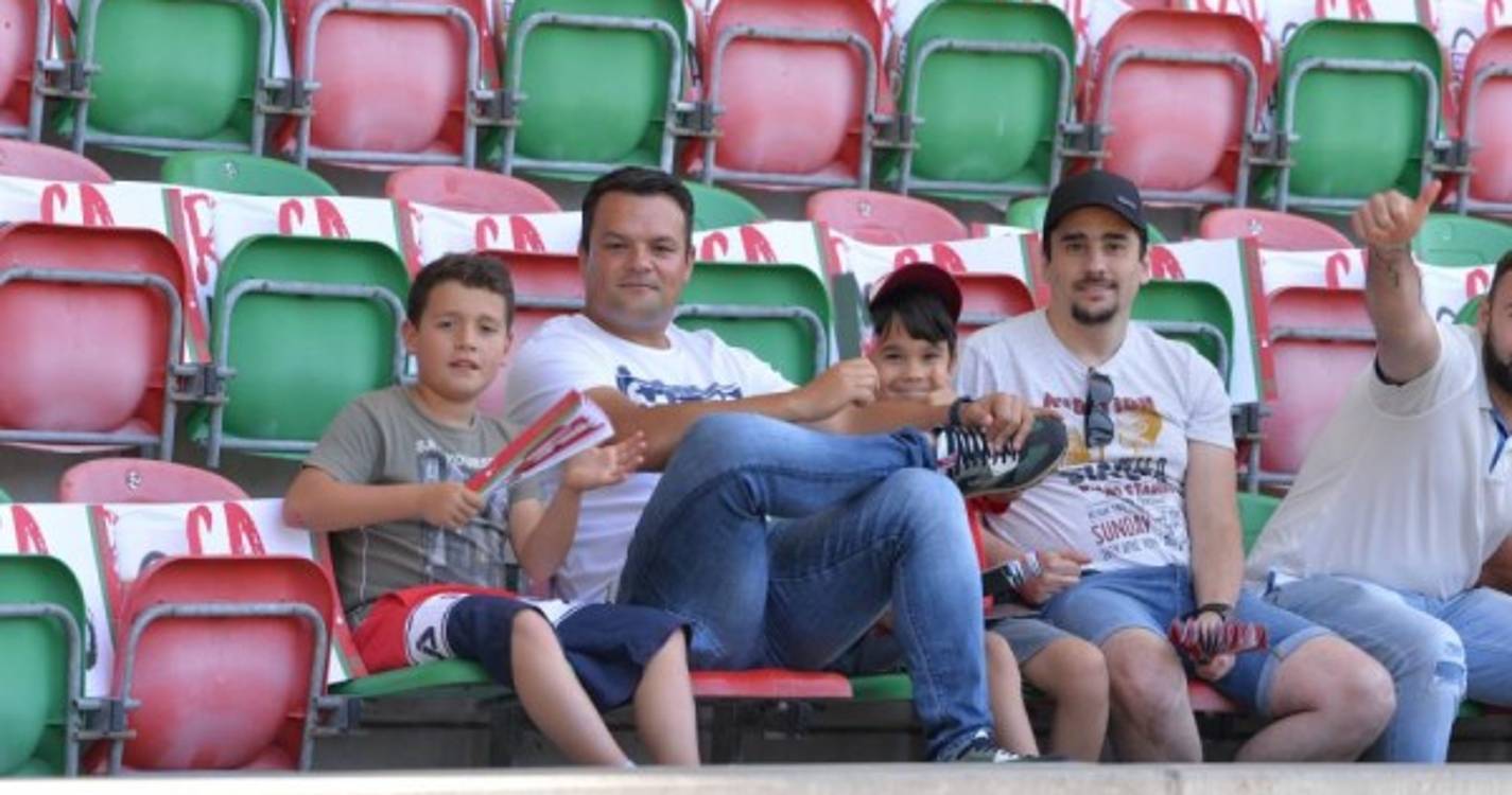 'Caldeirão' começa a compor-se para o duelo do Marítimo contra o Paços de Ferreira (com fotos)