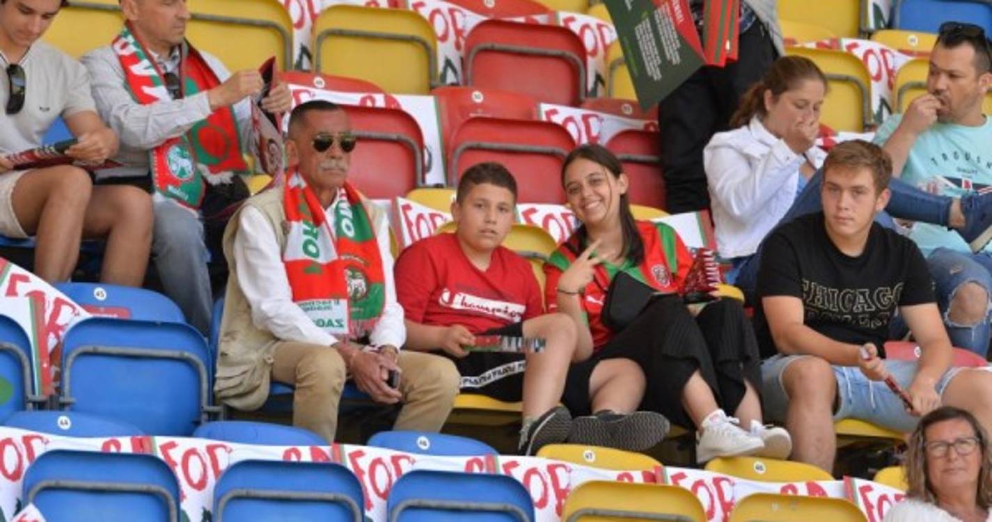 'Caldeirão' começa a compor-se para o duelo do Marítimo contra o Paços de Ferreira (com fotos)