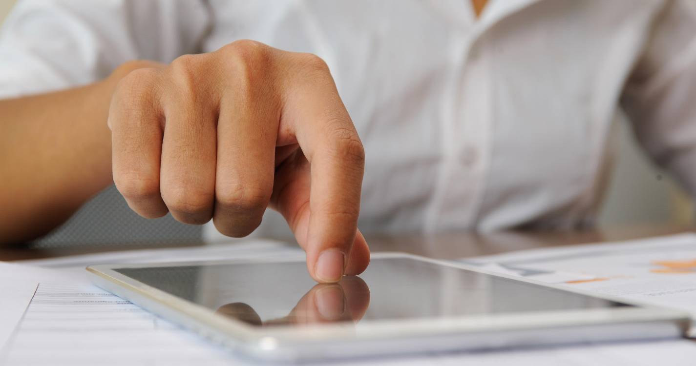 França proíbe uso de ecrãs digitais em creches para crianças até 3 anos