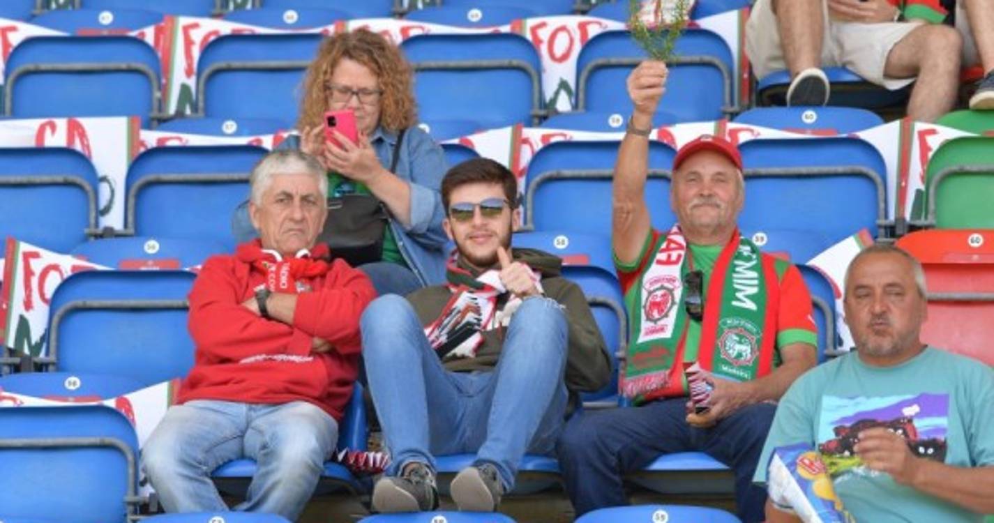 'Caldeirão' começa a compor-se para o duelo do Marítimo contra o Paços de Ferreira (com fotos)