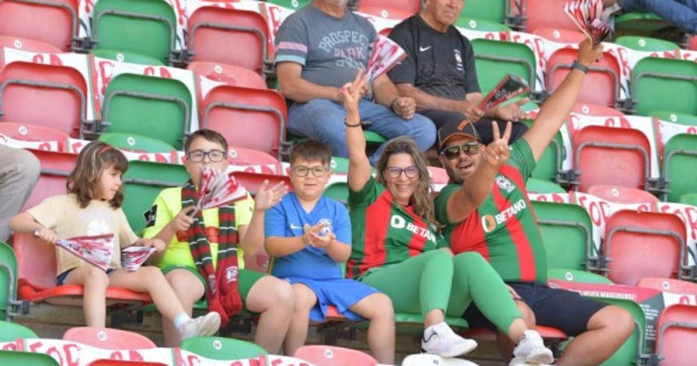 'Caldeirão' começa a compor-se para o duelo do Marítimo contra o Paços de Ferreira (com fotos)