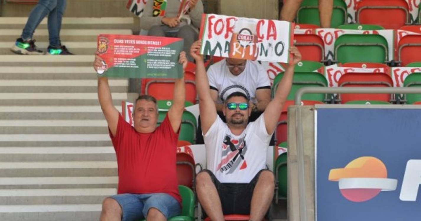 'Caldeirão' começa a compor-se para o duelo do Marítimo contra o Paços de Ferreira (com fotos)
