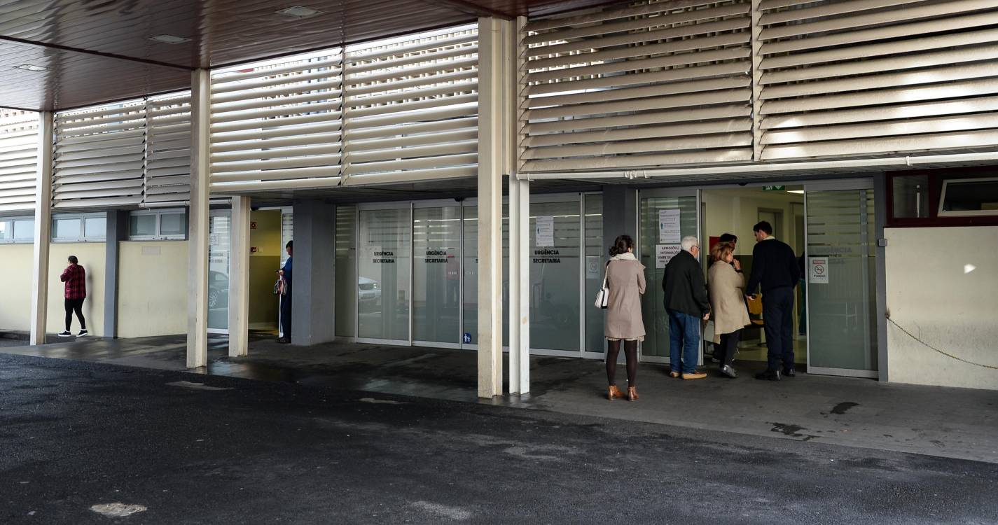 Jovem atingida por pneu de viatura em andamento é transportada às urgências