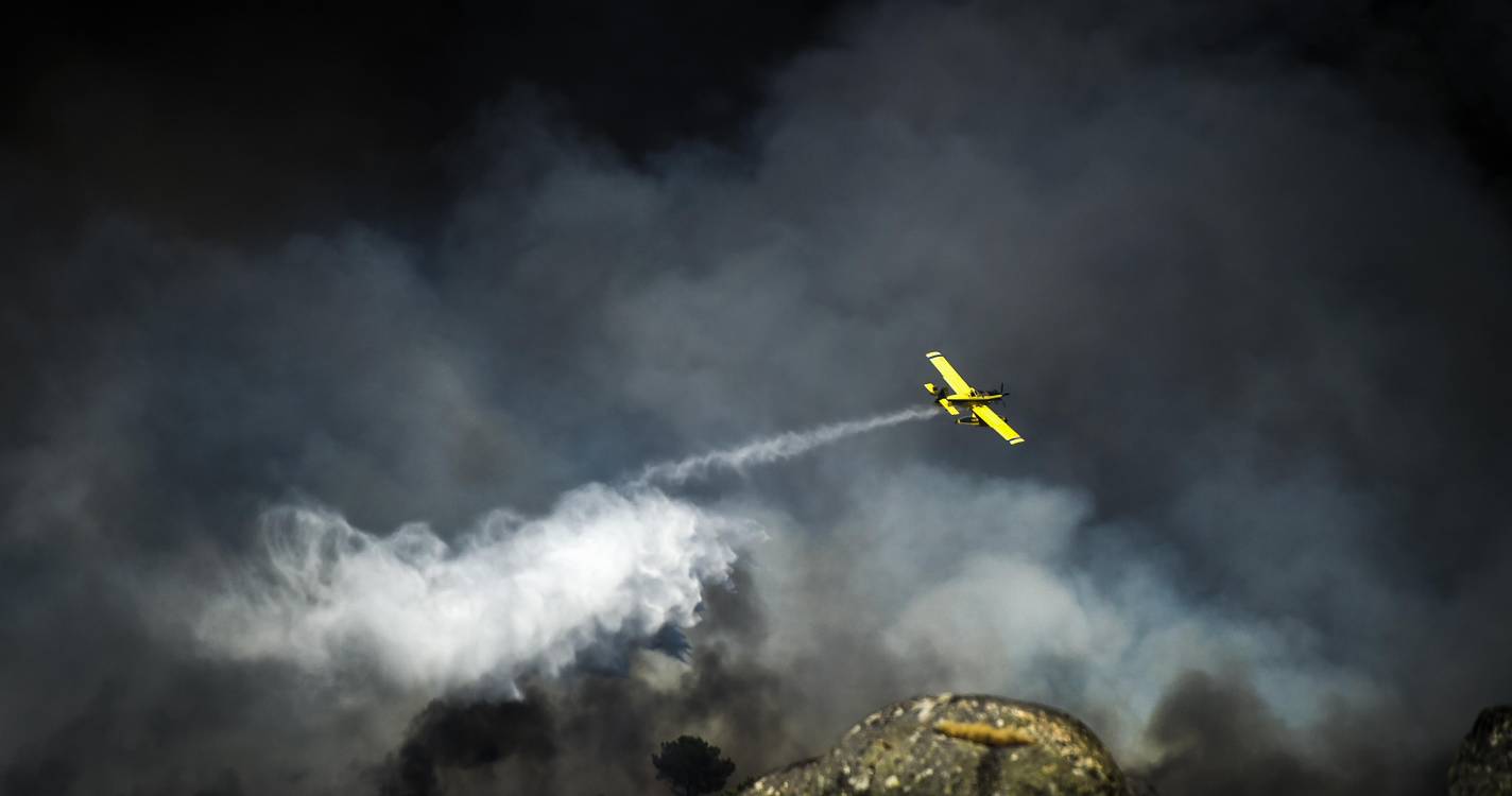 Oito meios aéreos combatem fogo na Póvoa de Lanhoso