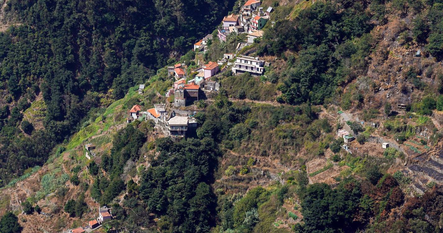 Um ano depois do fogo, moradores não pensam no regresso à Fajã das Galinhas