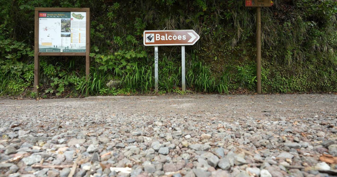 Bombeiros em missão de resgate a cidadã na vereda dos Balcões