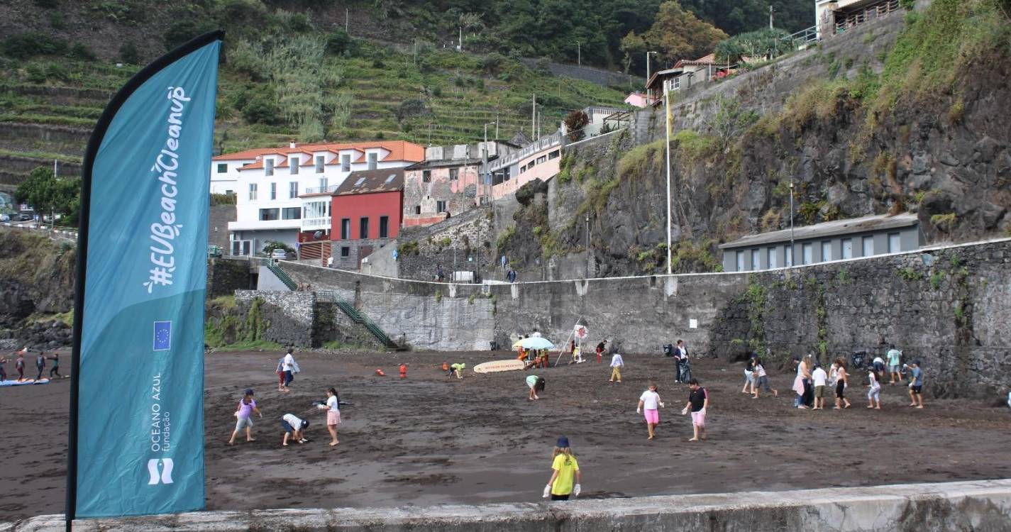 Voluntários limparam praia do Seixal