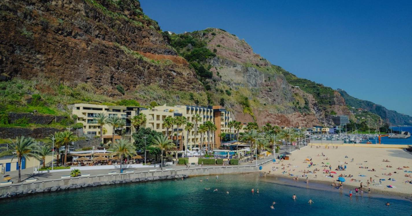 Calheta Beach oferece estadia gratuita às crianças