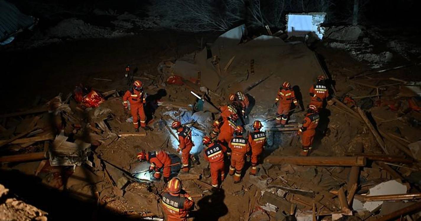 Esforços de resgate prosseguem no noroeste da China após sismo que fez 131 mortos