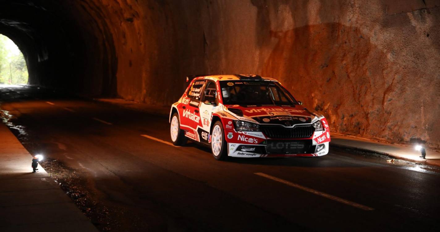 João Silva dá toque e desiste. Miguel Nunes passa para a frente do rali