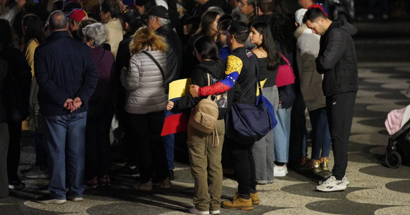 Cerca de 60 pessoas reafirmam apoio à oposição venezuelana no Funchal (com fotos)