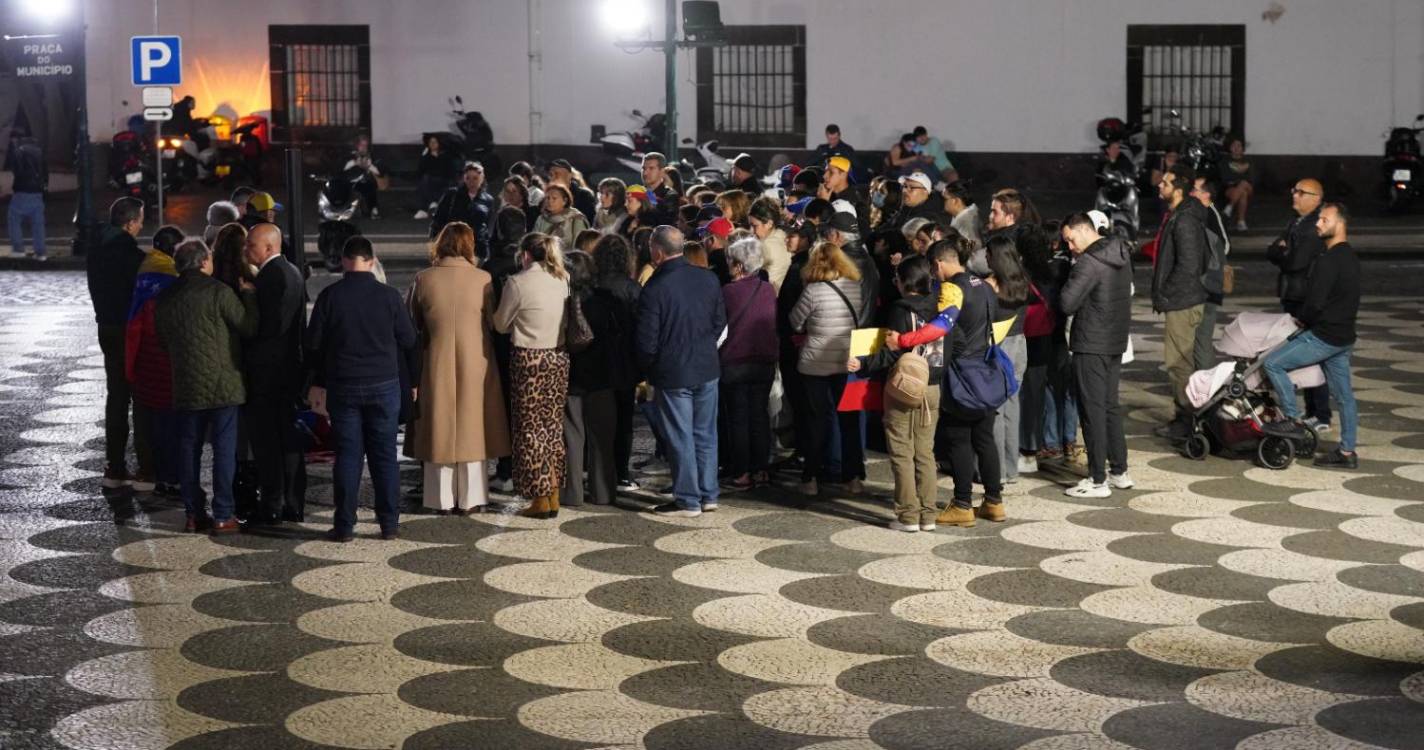 Cerca de 60 pessoas reafirmam apoio à oposição venezuelana no Funchal (com fotos)