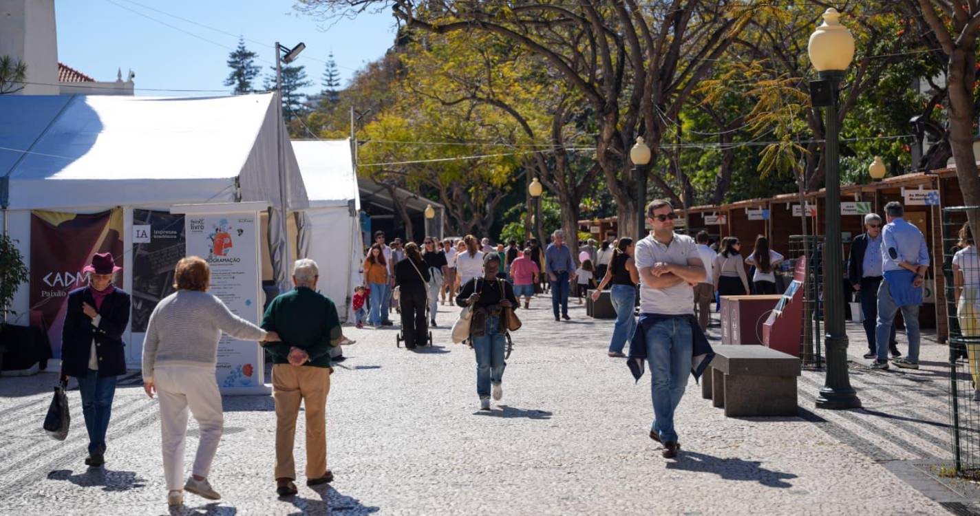 Stands cheios nas últimas horas da Feira do Livro do Funchal