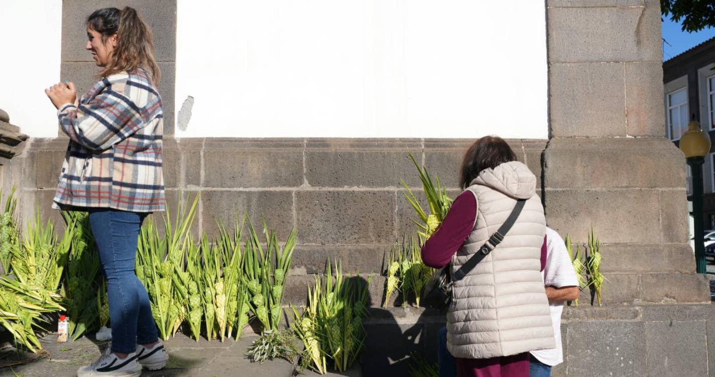 Domingo de Ramos: fiéis enchem Igreja do Colégio (com fotos)
