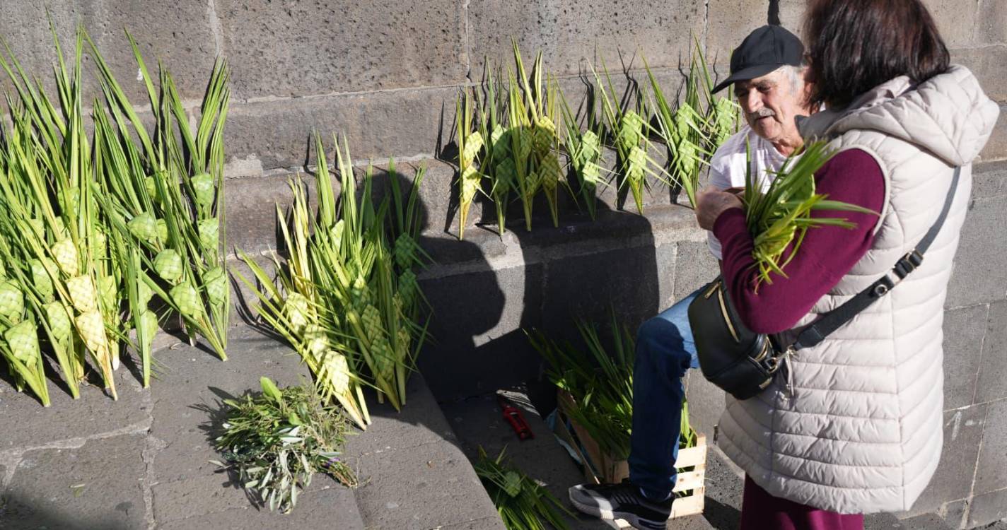 Domingo de Ramos: fiéis enchem Igreja do Colégio (com fotos)