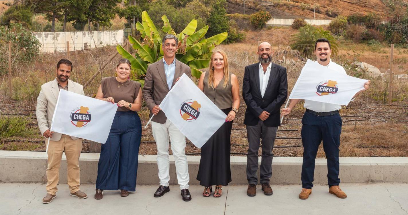 A candidatura do Chega colocou uma bandeira do partido na Praia Formosa