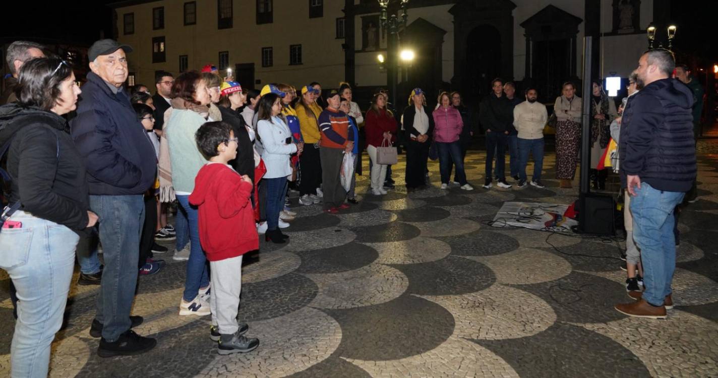 Cerca de 60 pessoas reafirmam apoio à oposição venezuelana no Funchal (com fotos)