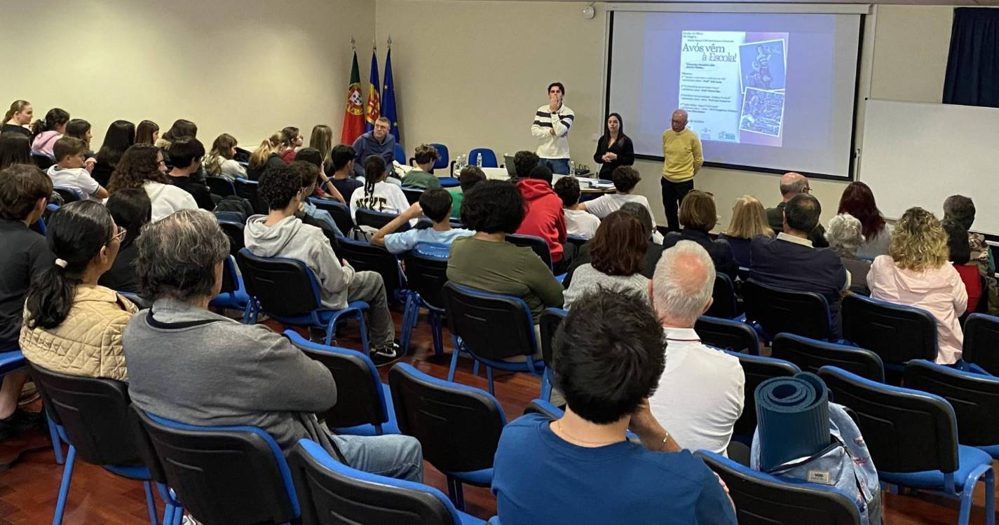 Projeto intergeracional une alunos e seniores em palestra sobre a importância do exercício físico